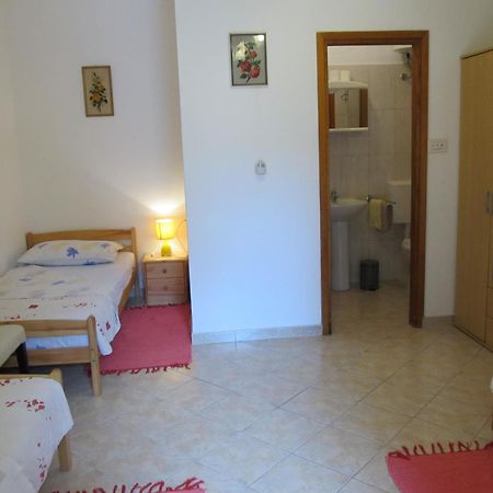 Apartments Vesna With Pool - New! Sveti Lovreč Pazenatički Chambre photo